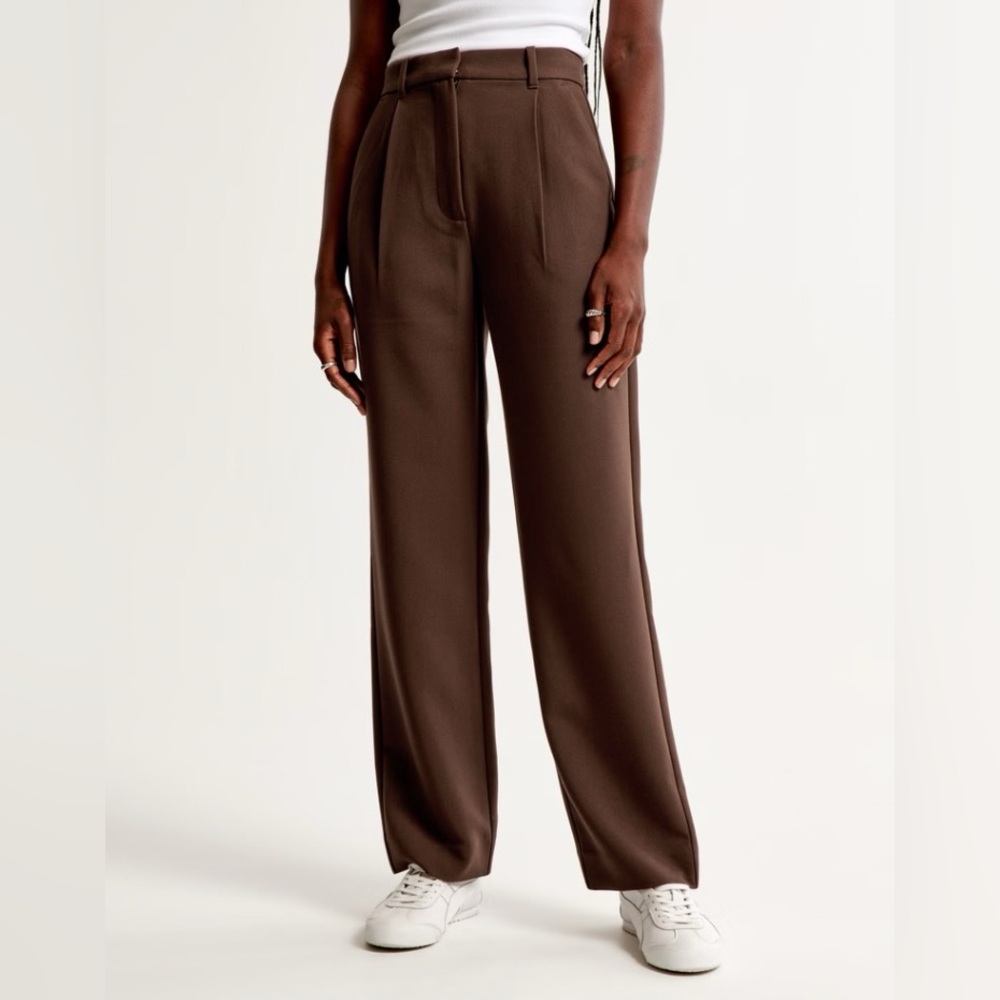Tailored relaxed straight pants. In the regular length